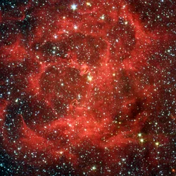 Vergleichsansichten des Spitzer-Weltraumteleskops im sichtbaren Licht und Infrarot des leuchtenden Trifidnebels, einer riesigen sternbildenden Gas- und Staubwolke, 5.400 Lichtjahre entfernt im Schützen. Wissenschaft Astronomie